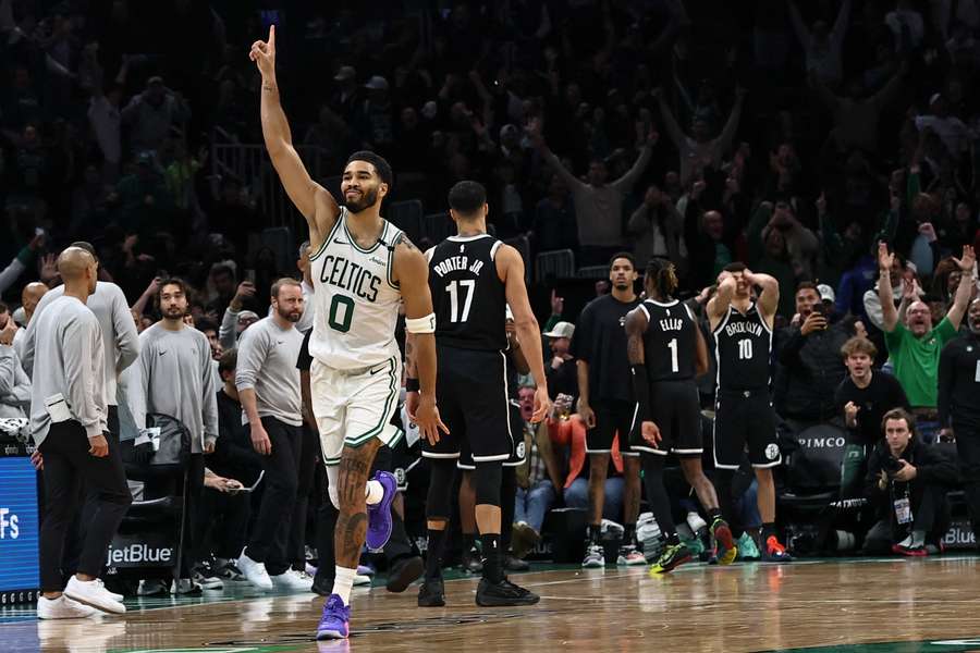 Jayson Tatum lässt sich nach seinem Buzzer Beater feiern