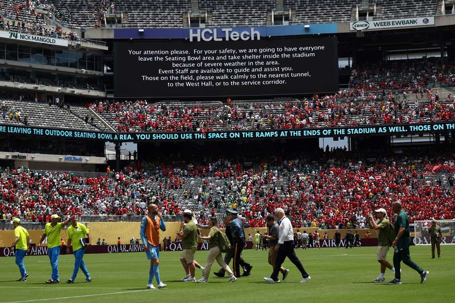 Mensagem no telão do MetLife Stadium informa sobre necessidade de evacuação da área descoberta Mensagem no telão do MetLife Stadium informa sobre necessidade de evacuação da área descoberta