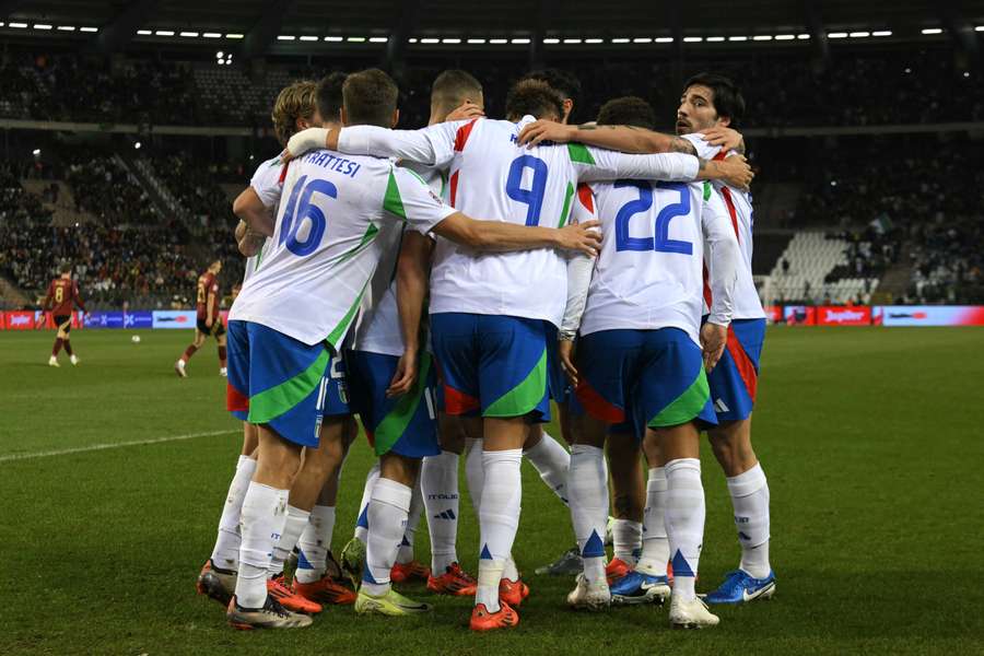 Italy players celebrate Sandro Tonali's goal