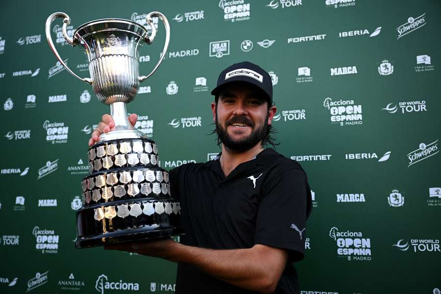 Angel Hidalgo com o troféu do Open de Espanha