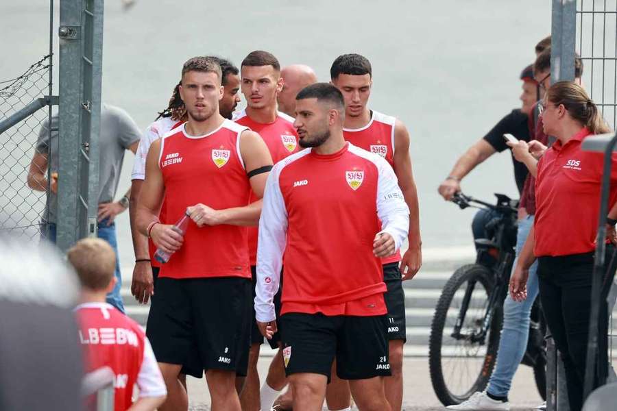 Deniz Undav und seine "Crew" beim Training vor dem BL-Auftaktspiel. Deniz Undav und seine "Crew" beim Training vor dem BL-Auftaktspiel.