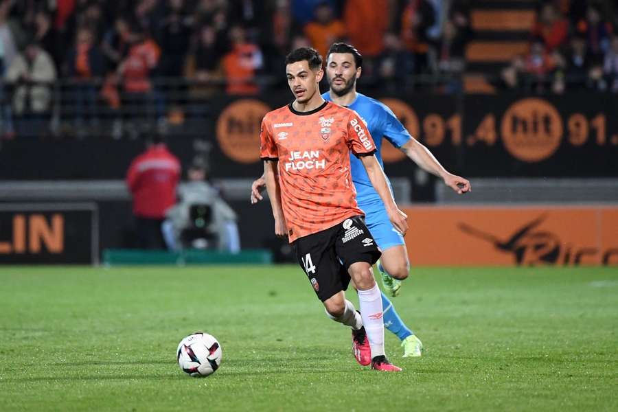 Romain Faivre aan de bal voor Lorient