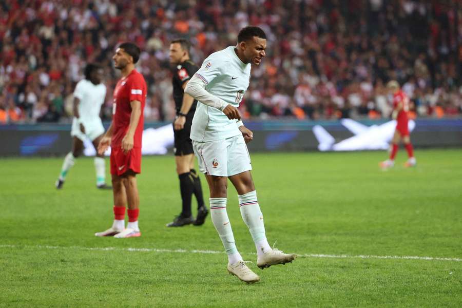 Mbappé saiu lesionado do golo que deu a vitória à França Mbappé saiu lesionado do golo que deu a vitória à França
