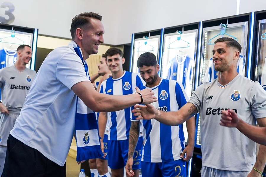 Luuk de Jong cumprimenta companheiros de equipa