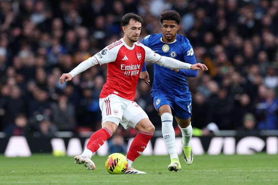 Man Utd keeping tabs on Santos situation at Chelsea
