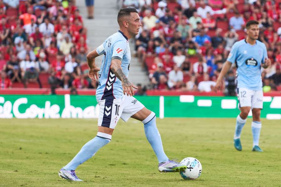 Aspas conduce el balón en Son Moix