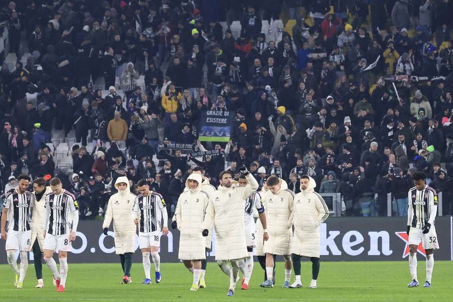 I bianconeri salutano i tifosi dopo la vittoria I bianconeri salutano i tifosi dopo la vittoria
