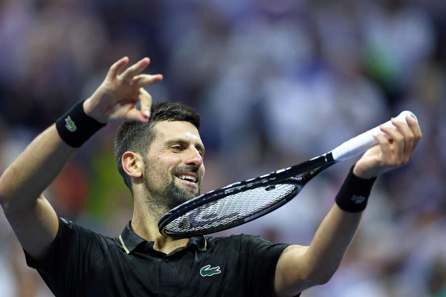 Djokovic segue em frente
