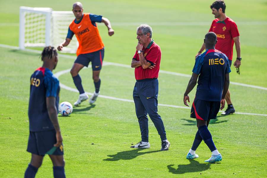 Fernando Santos conta com todos os jogadores