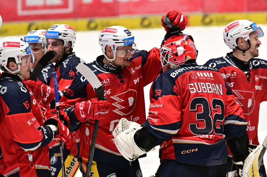 Pardubice ako prvý tím v sezóne zdolali Třinec. Pardubice ako prvý tím v sezóne zdolali Třinec.
