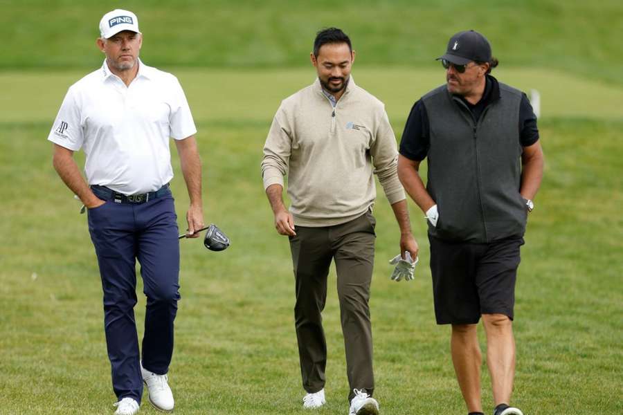 Lee Westwood, Asian Tour CEO Cho Minn Thant und Phil Mickelson (von links nach rechts) vor Beginn der LIV Golf Invitational Series im Juni 2022.