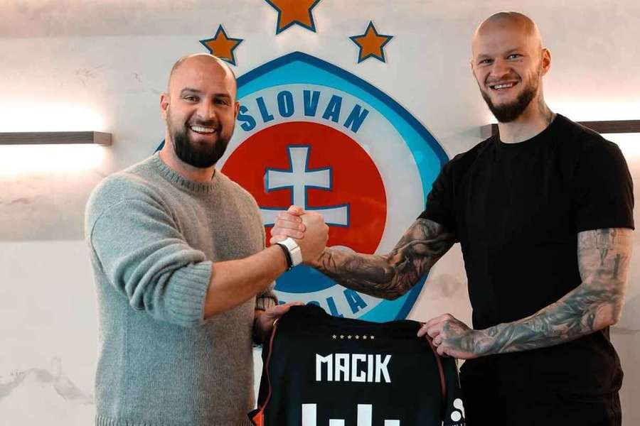 Macík (vpravo) byl představen jako posila Slovanu Bratislava