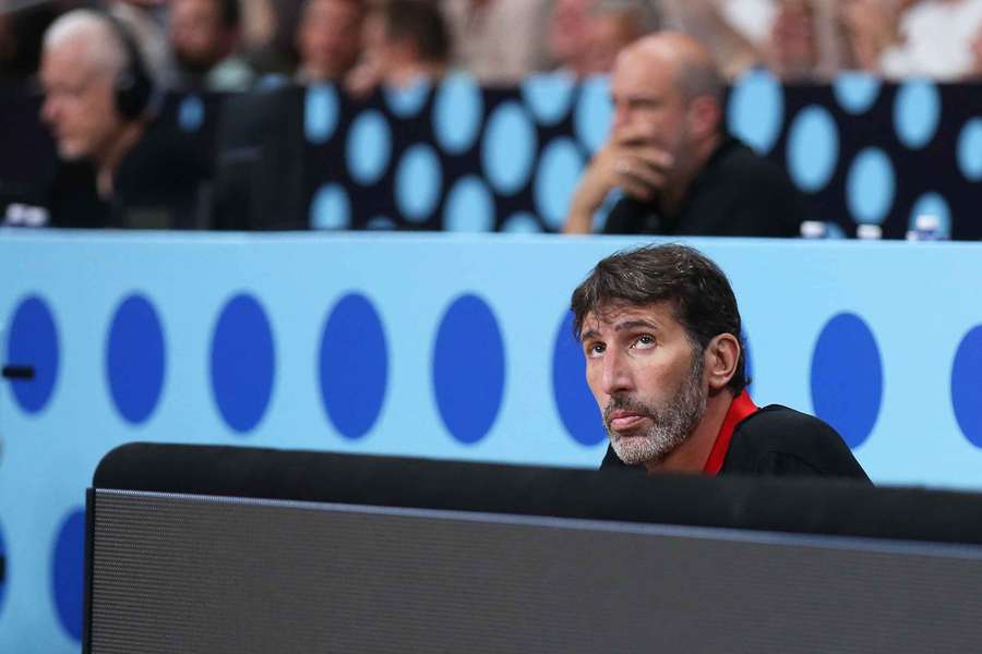 Basketball-Bundestrainer Alex Mumbrú muss sich in Spanien einer Operation unterziehen.