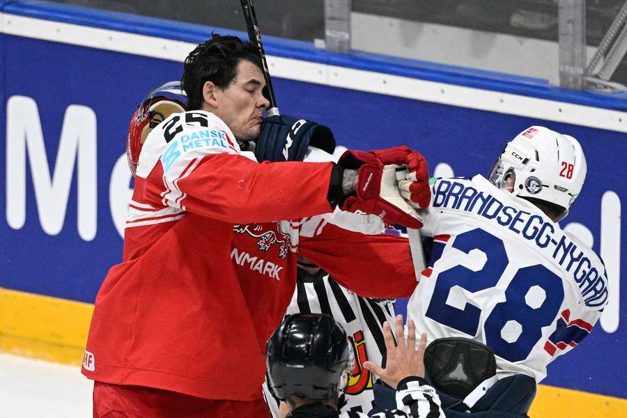 Michael Brandsegg-Nygard og Oliver Lauridsen i infight under kampen. Den store duel tabte danskerne.