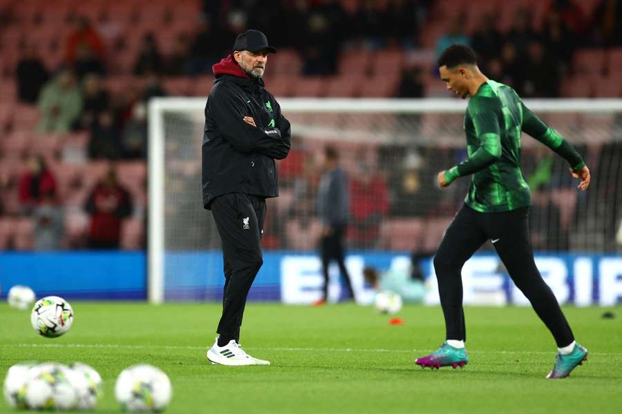 Klopp (L) watches Alexander-Arnold warm up