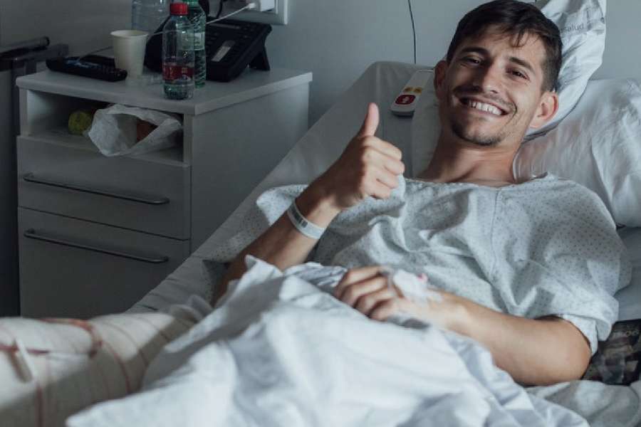 Toni Villa, sonriente tras la operación en su rodilla derecha