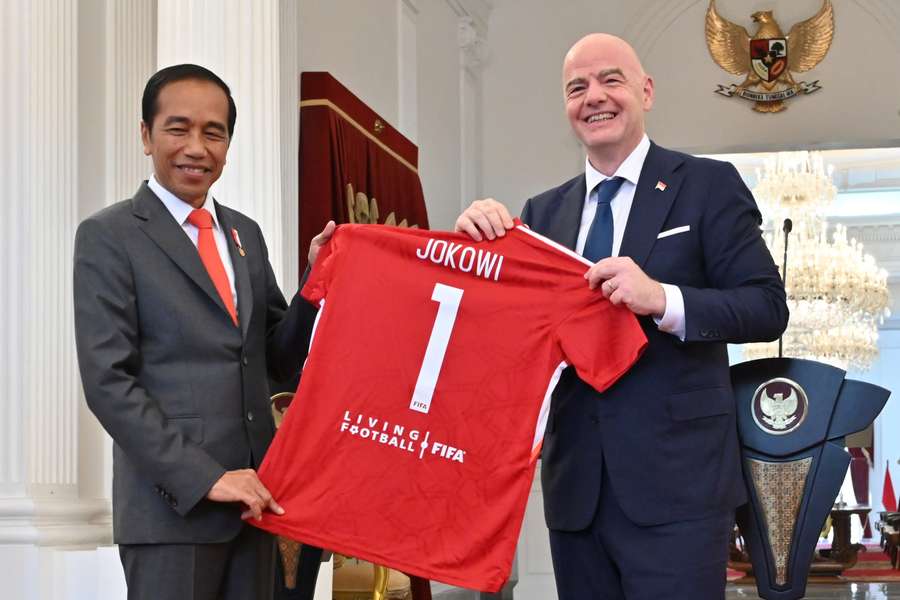 El presidente de Indonesia, Joko Widodo, junto al de la FIFA, Gianni Infantino.