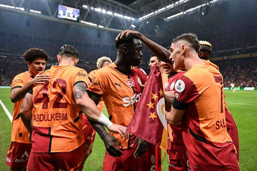 Galatasaray festeja o golo de Sanchez diante do Besiktas