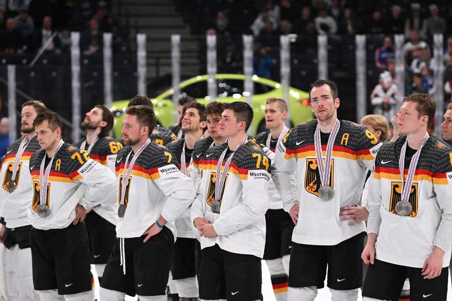 Ein enttäuschtes DEB-Team nach der Niederlage im WM-Finale gegen Rekordweltmeister Kanada.