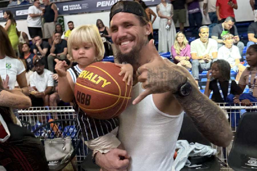 Lyanco com o filho durante Jogo das Estrelas do NBB, em Belo Horizonte