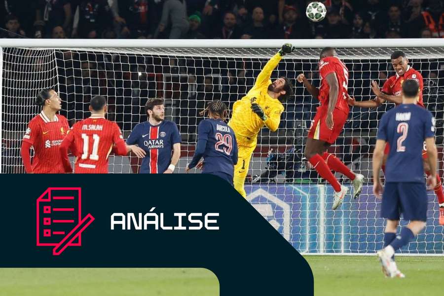 Alisson Becker, do Liverpool, numa das grandes defesas no Parque dos Príncipes