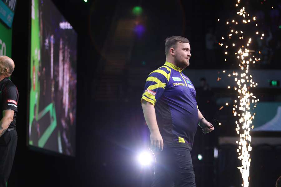 Luke Littler beim Finale des Australian Darts Masters.