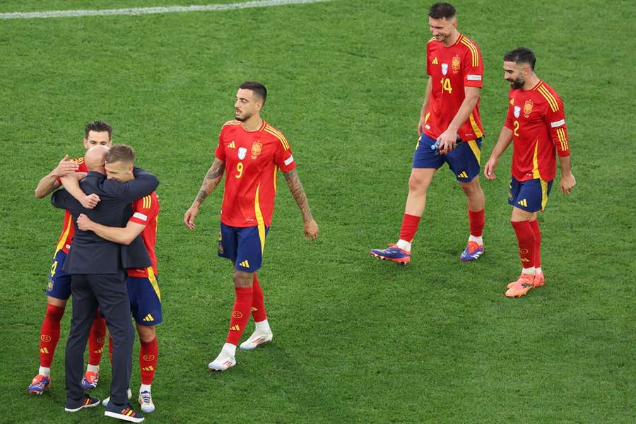 Spelers vliegen de coach in de armen