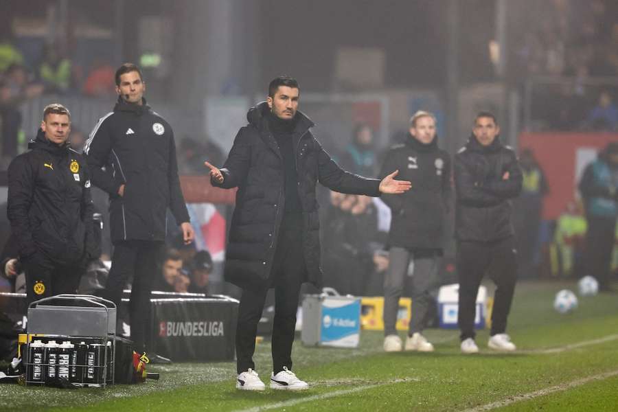 Ein ratloser Dortmund-Trainer Nuri Sahin beim 2:4 des BVB bei Holstein Kiel.