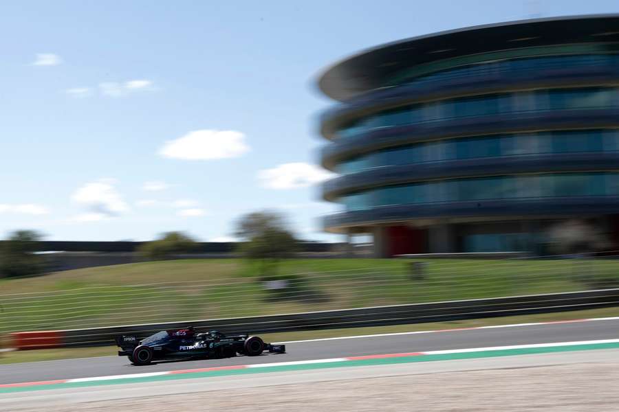 Hamilton e a Mercedes em ação Hamilton e a Mercedes em ação
