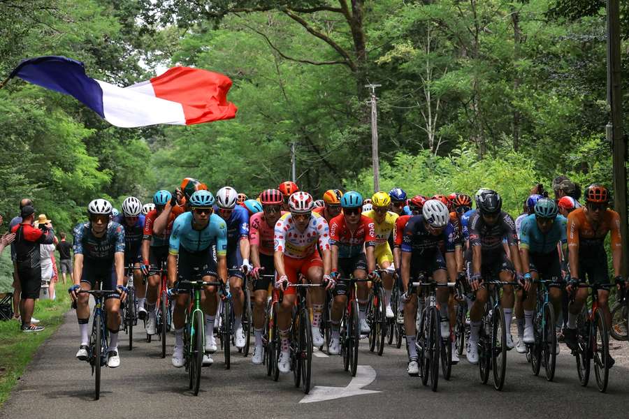 Het peloton heeft Orléans verlaten en is weer onderweg.