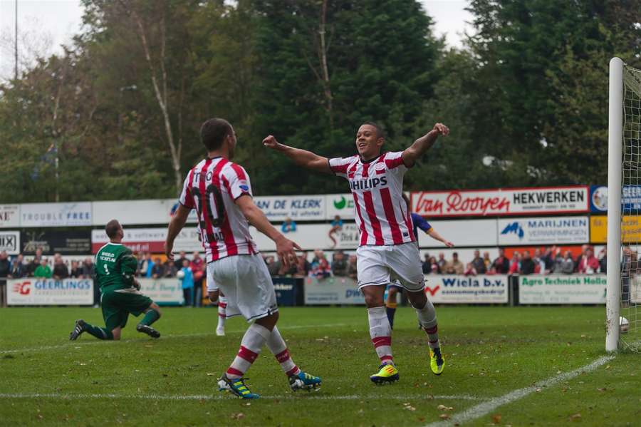 Zakarias com Memphis no PSV em 2011