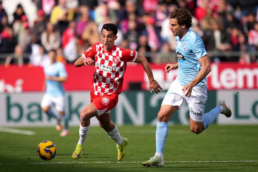 Bojan Miovski  y Marcos Alonso