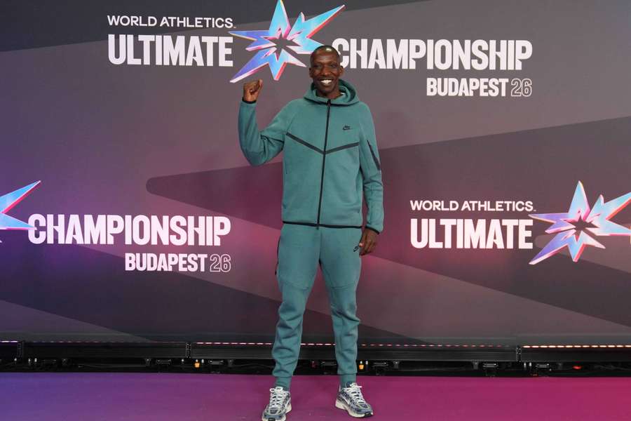 Cheruiyot, antes del evento en Budapest Cheruiyot, antes del evento en Budapest