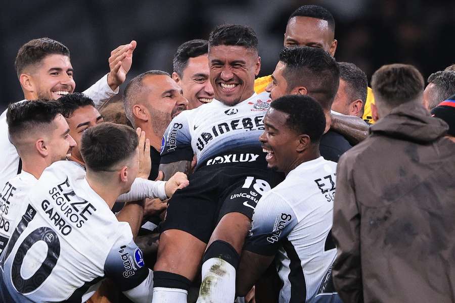 Paulinho foi celebrado pelos companheiros em despedida emotiva na Neo Química Arena