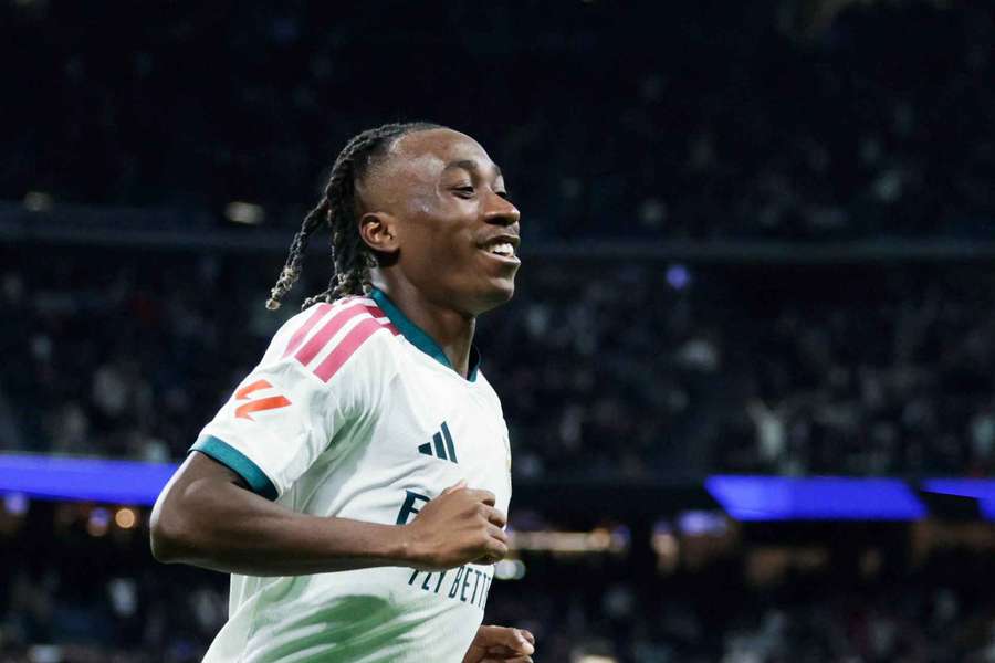 Yan Diomandé contre Séville
