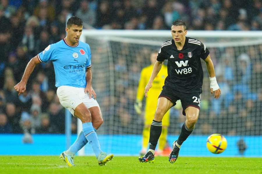 Palhinha și Rodri, într-o confruntare City-Fulham din sezonul trecut de Premier League