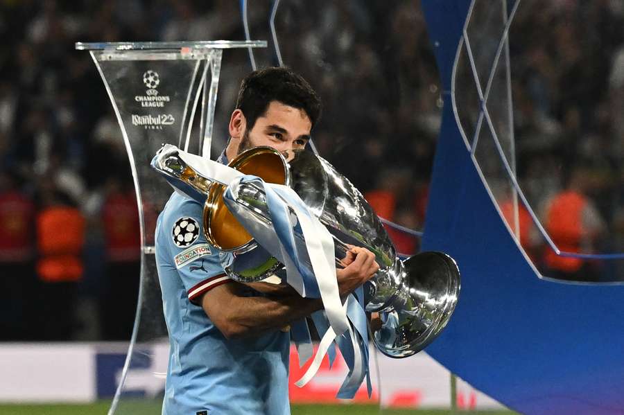 Ilkay Gundogan mit der Champions-League-Trophäe