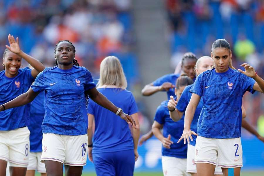 La France avec Mbock et Lakrar, sa charnière type, pour son quart face à l'Allemagne