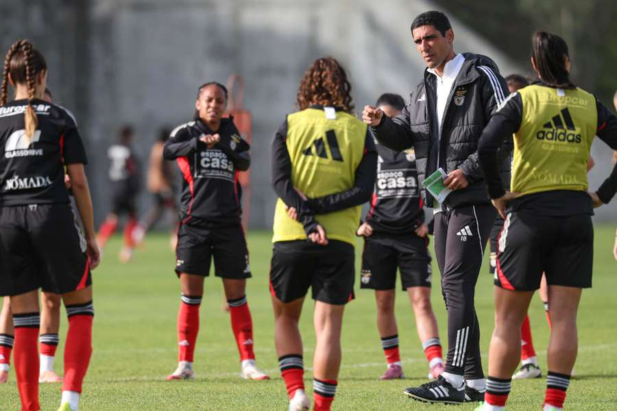 Ivan Baptista orienta um treino Ivan Baptista orienta um treino