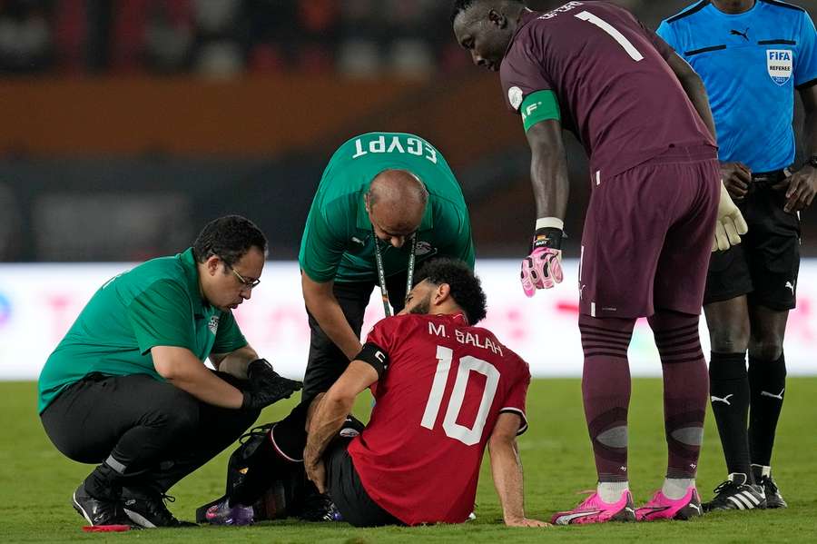 Ägyptens Mohamed Salah musst mit einer Oberschenkelverletzung verletzt ausgewechselt werden.