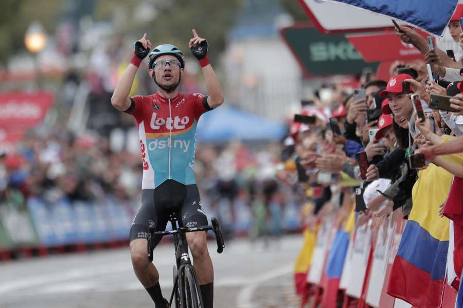 Andreas Kron komt zegevierend de finish over op de Montjuïc