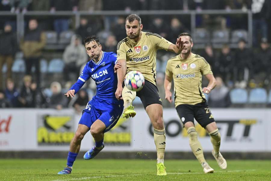 Matouš Varačka z Táborska a budějovický Richard Križan v zápase třetího kola MOL Cupu.