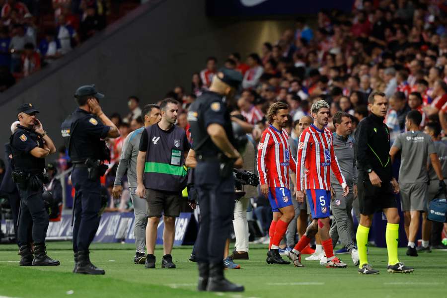 La policía y el Atlético están colaborando para identificar a los hinchas que tiraron mecheros