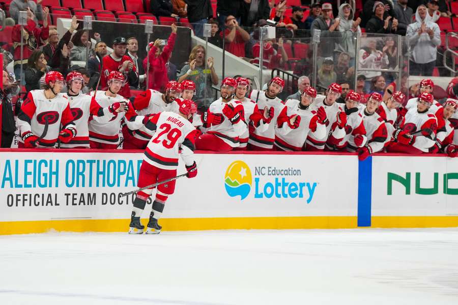 Carolina Hurricanes zaczynają walkę obronę tytułu Carolina Hurricanes zaczynają walkę obronę tytułu