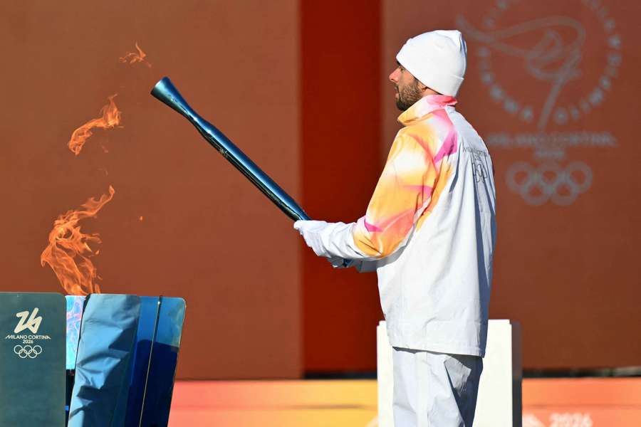 Gregorio Paltrinieri con la fiamma olimpica