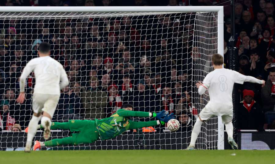 Bayindir defende pênalti cobrado por Odegaard Bayindir defende pênalti cobrado por Odegaard