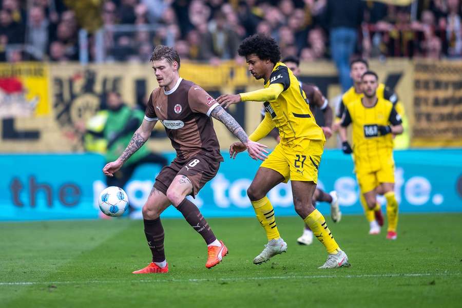 Eric Smith im Zweikampf mit Karim Adeyemi.