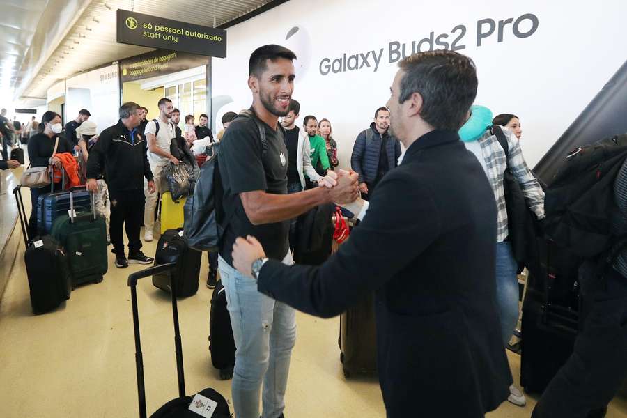 Nuno Lobo, à direita, marcou presença na chegada da equipa