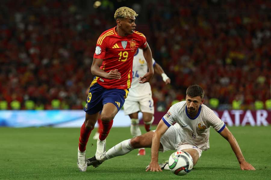 Yamal (M.) lässt Lenglet (r.) stehen
