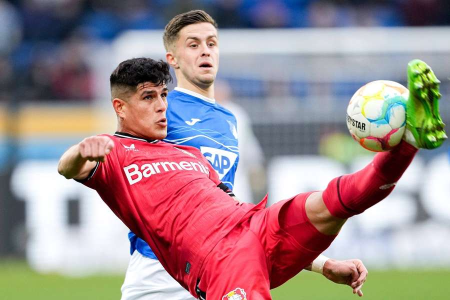 Hincapie (rotes Trikot) absolvierte beim 3:1 gegen die TSG sein bereits 56. Pflichtspiel für Bayer